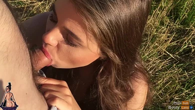 Пацан превратил свою девушку в публичную соску и теперь зарабатывает на ней денежки