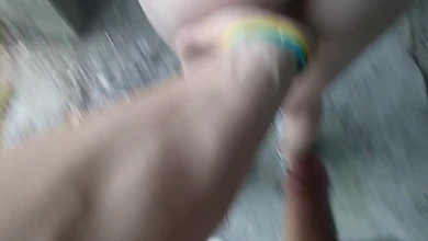 Тёлка без трусиков поласкала руками член и дала себя трахнуть в заброшенном здании