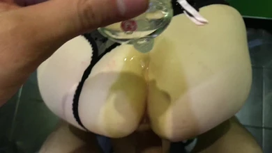 Трахнул раком подружку на кухне, вовсю обкончав её попку и чёрные узкие трусики