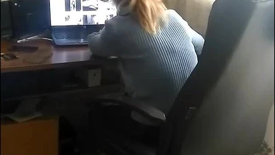 Парень с чулком на голове без смазки долбит подружку в жопу, чтобы та кричала доставляя ему наслаждение