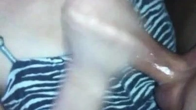 Возбужденный чувак снял на камеру как круто его русская подружка умеет отсасывать член