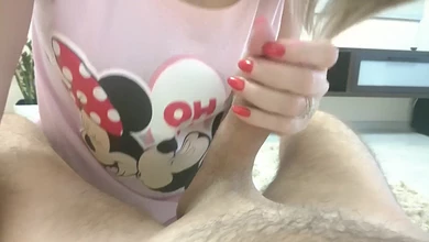 Умелые руки и ротик жены всегда поднимут хуй мужа и приведут к мощному выплеску спермы