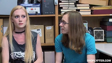 Пацан смотрит, как охранник при нём жёстко трахает его тёлку под угрозой сдать обоих полиции