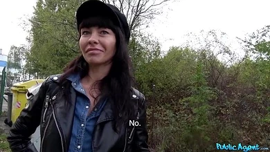 Мужик подцепил на улице самую обычную девку и за денежку присунул ей за щеку и отодрал раком