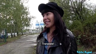 Мужик подцепил на улице самую обычную девку и за денежку присунул ей за щеку и отодрал раком