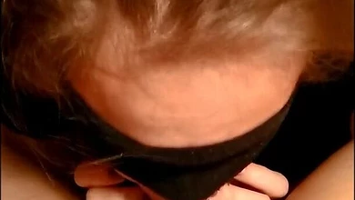 Жена пытается играть в шлюху, возбуждая мужа повязкой на глазах, минетом и лизанием задницы