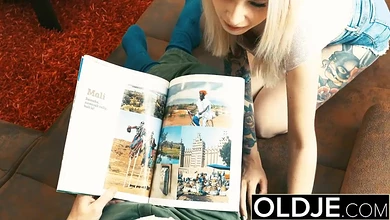 Седина в бороду - бес в ребро! Старичку тоже хочется ебаться. И ему удалось присунуть молодухе!