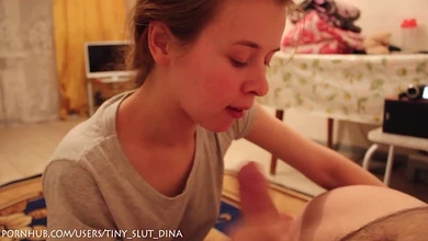 Молоденькая малышка-жена отсасывает у мужа в присутствии постороннего парня