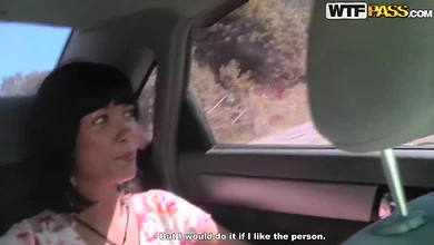 Пикаперы захотели ебаться и натянули в лесочке молодую деревенскую тёлочку