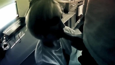 Чувак снимает, как его подружка старательно насасывает его большой член, получая в рот порцию спермы