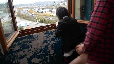 Молодая богатая тёлка взахлёб сосёт хуй и отдаётся бомжаре в пизду в холодном заброшенном доме