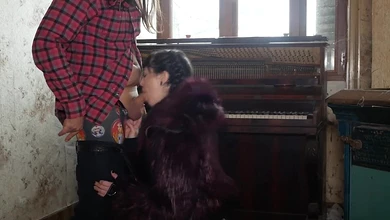 Молодая богатая тёлка взахлёб сосёт хуй и отдаётся бомжаре в пизду в холодном заброшенном доме