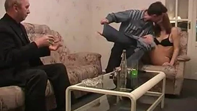 Дед с внуком сняли и трахнули пьяную шлюху дома. Телка сосала и ебалась без презерватива с обеими.