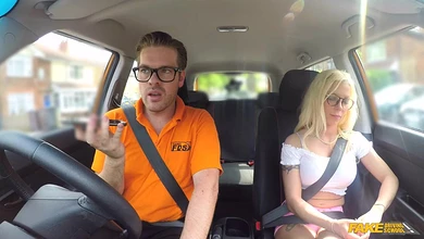 Незнакомка с огромными сиськами легко соглашается на секс с таксистом