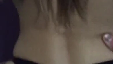 Мужик поставил жопастую украинку раком и трахая ее сзади, снимает все на камеру