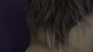 Мужик поставил жопастую украинку раком и трахая ее сзади, снимает все на камеру