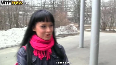 Два парня сделали из порядочной девушки шлюху, предложив ей 100$ и отпоров в раздевалке