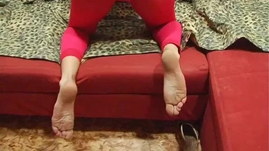 Брюнетка с татуировкой в красных колготках жестко трахнута агрессивным ублюдком