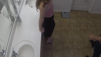 Белокожая блондинка  с длинными волосами жарко ебется в общественном  туалете с немолодым бородачом.