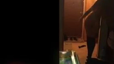 Пьяная подружка решила что у нее давно не было секса втроем. Отдалась двум парням не смотря на камеру.