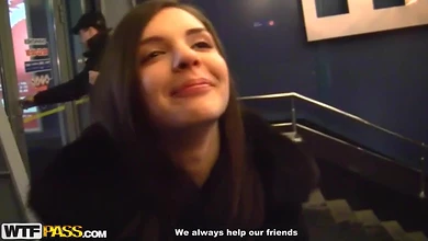 Два русских пикапера разводят тёлок на показать сиськи и потрахаться прямо в подъезде