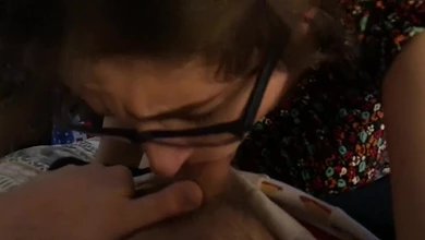 Первый в жизни минет заучки в очках приятелю. Пришлось дать ей пососать, за помощь по учебе.