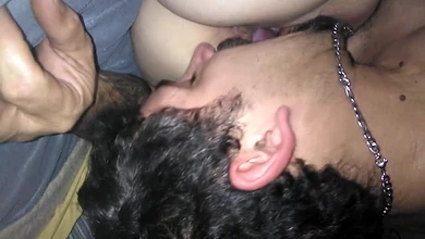 Парень снимает видеодоказательство что уговорил Машку на секс. Сочный кунилингус посреди ночи.