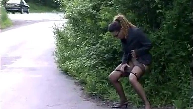 Участницы клуба "золотой дождь" выпустили подборку писсинга в самых разных местах на улице