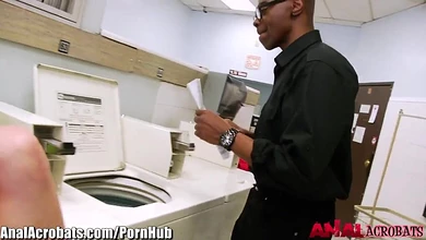 Девки придумали как скоротать время в прачечной, устроив секс втроем с негром без резинки