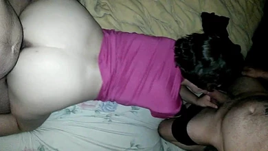 Сын с отцом трахают выпившую мать на кровати, снимая все на камеру. Домашний трах втроем без резинки.