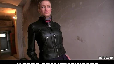 Телка с большими красивыми сиськами за пару минут соглашается на секс с пикапером в подворотне