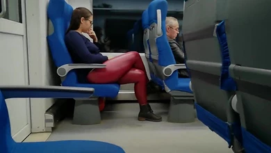 Чувак показал незнакомке член в автобусе, чем заманил к себе на сидения на минет