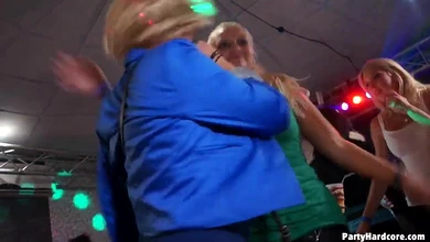 Порно вечеринка предоставляет танцоров с большими членами для всех желающих потрахаться