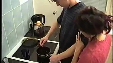 Зрелая мачеха возбуждает пасынка минетом, чтобы тот порадовал кунилингусом и еблей