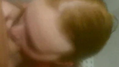 Рыжая сучка любит отсасывать в душе, заглатывая хуй полностью и глотая сперму