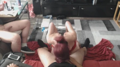 Двое друзей связали подругу и заставили сосать хуй с завязанными глазами, шлепая по жопе