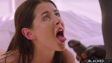 Девчонка с упругой попкой впускает в рот и пизду огромнейший чёрный хуй чернущего негра