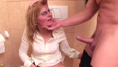 Бухой музыкант в туалете окунул весёлую мамку головой в унитаз и по яйца натянул в горло