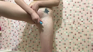 Развел тёлку с сайта знакомств на видео, как она бреет тугую пизду в душевой