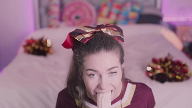 Молоденькая чирлидерша соскучилась по сочным хуям и усиленно сосёт искусственный член