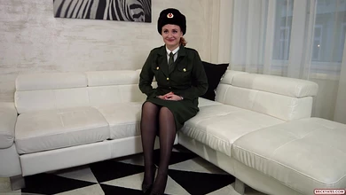 Русская военнослужащая Ева Бергер пришла на порнокастинг, чтобы заработать и немножко поебаться
