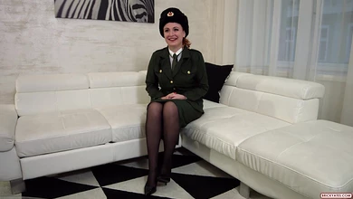 Русская военнослужащая Ева Бергер пришла на порнокастинг, чтобы заработать и немножко поебаться