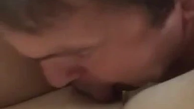 Леша пиздолиз лижет мои ножки и киску