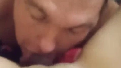 Леша пиздолиз отлизывает мне в сауне...