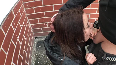 Парочка комплиментов - и девка уже согласна отсасывать прямо на улице, под подъездом!