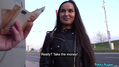 Русская брюнетка поебалась с чешским пикапером за баблишко посреди улицы