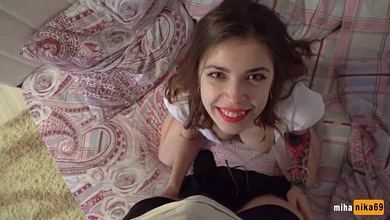 Брат увидел, что сестра не может кончить и любезно предоставил ей свой хуй для потехи