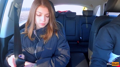 Молоденькая автостопщица хорошо заработала, показав сисечки и отсосав незнакомцу