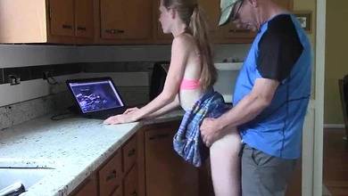 Молоденькая девчоночка дала старому дяде в очко и оказалась с наглухо раздолбанной жопкой