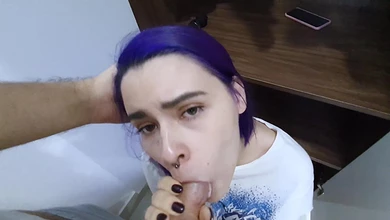 Спалил сестрицу за дрочкой в шкафу и не смог не воспользоваться её ротиком и кисулей